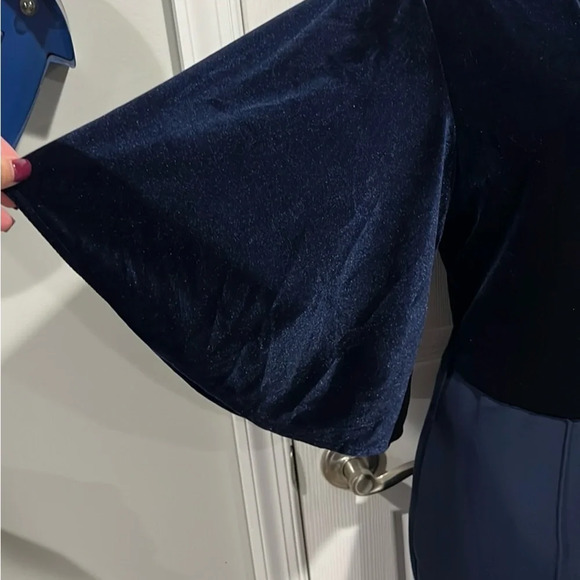 Black Halo navy flutter sleeve velour top jumpsuit size 12 - Picture 5 of 10